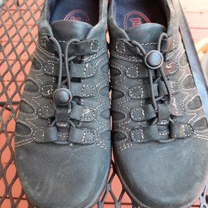 Klogs non slip leather sneakers, size 6